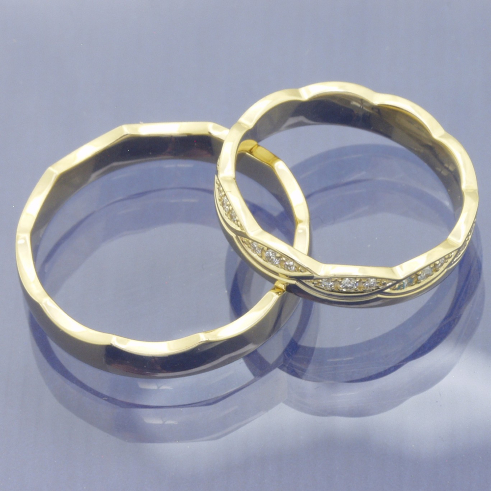 Preview: Trauringe aus Gelbgold – mit 30 Brillanten rundum gefasst