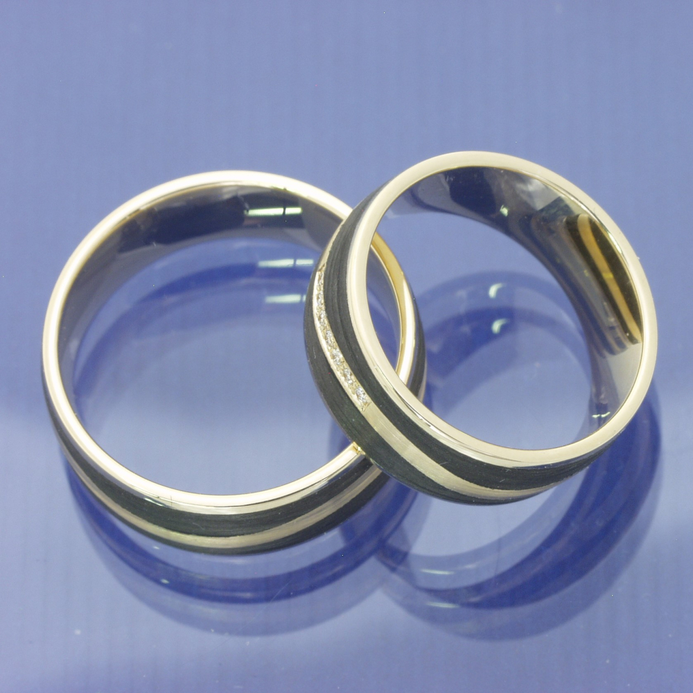 Preview: Entdecken Sie diese einzigartigen Trauringe aus 585 Apricotgold und Carbon!