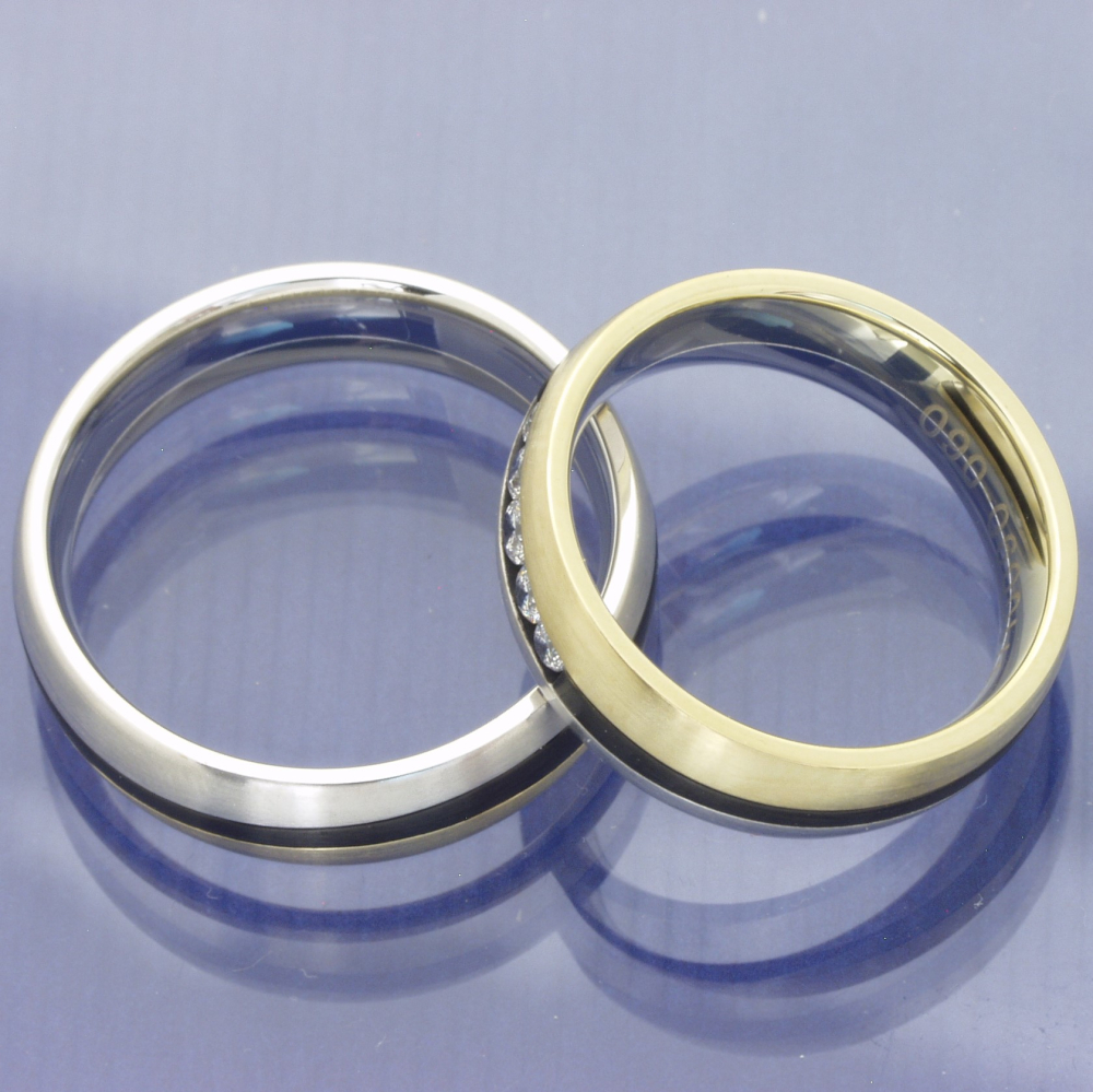 Preview: Bicolor Trauringe Black & Gold – Weißgold, Gelbgold & schwarzes Zirconium mit 0,230 ct Brillanten