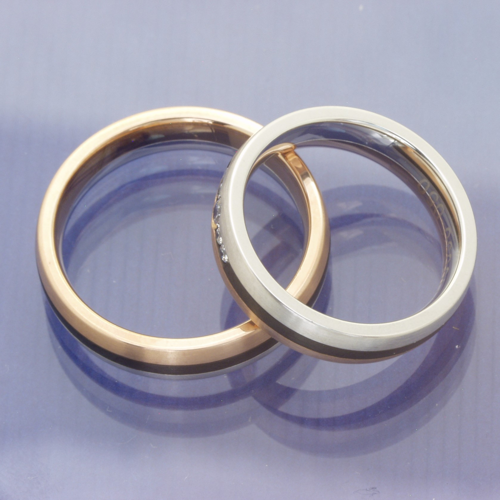 Preview: Bicolor Trauringe Black & Gold – Weißgold, Rotgold & schwarzes Zirconium mit 0,130 ct Brillanten