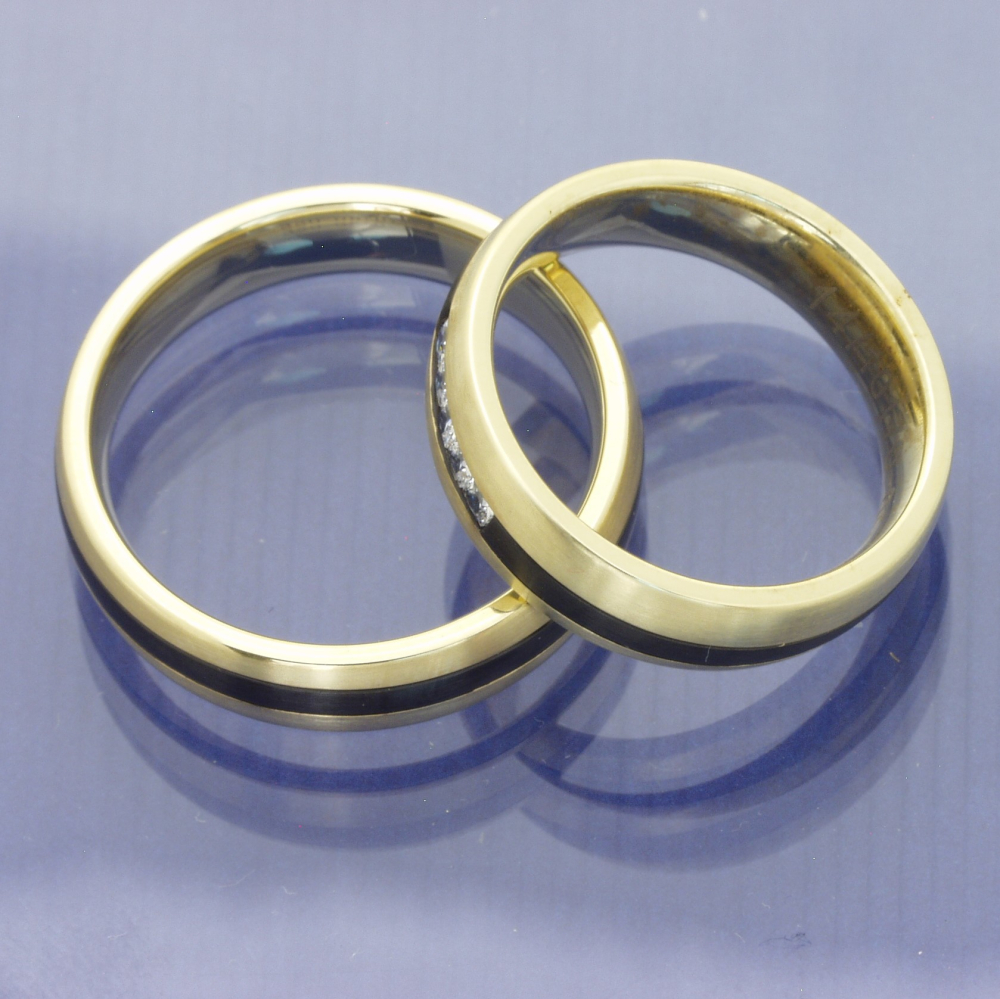 Preview: Exklusive Trauringe Black & Gold – Gelbgold & schwarzes Zirconium mit 0,200 ct Diamanten