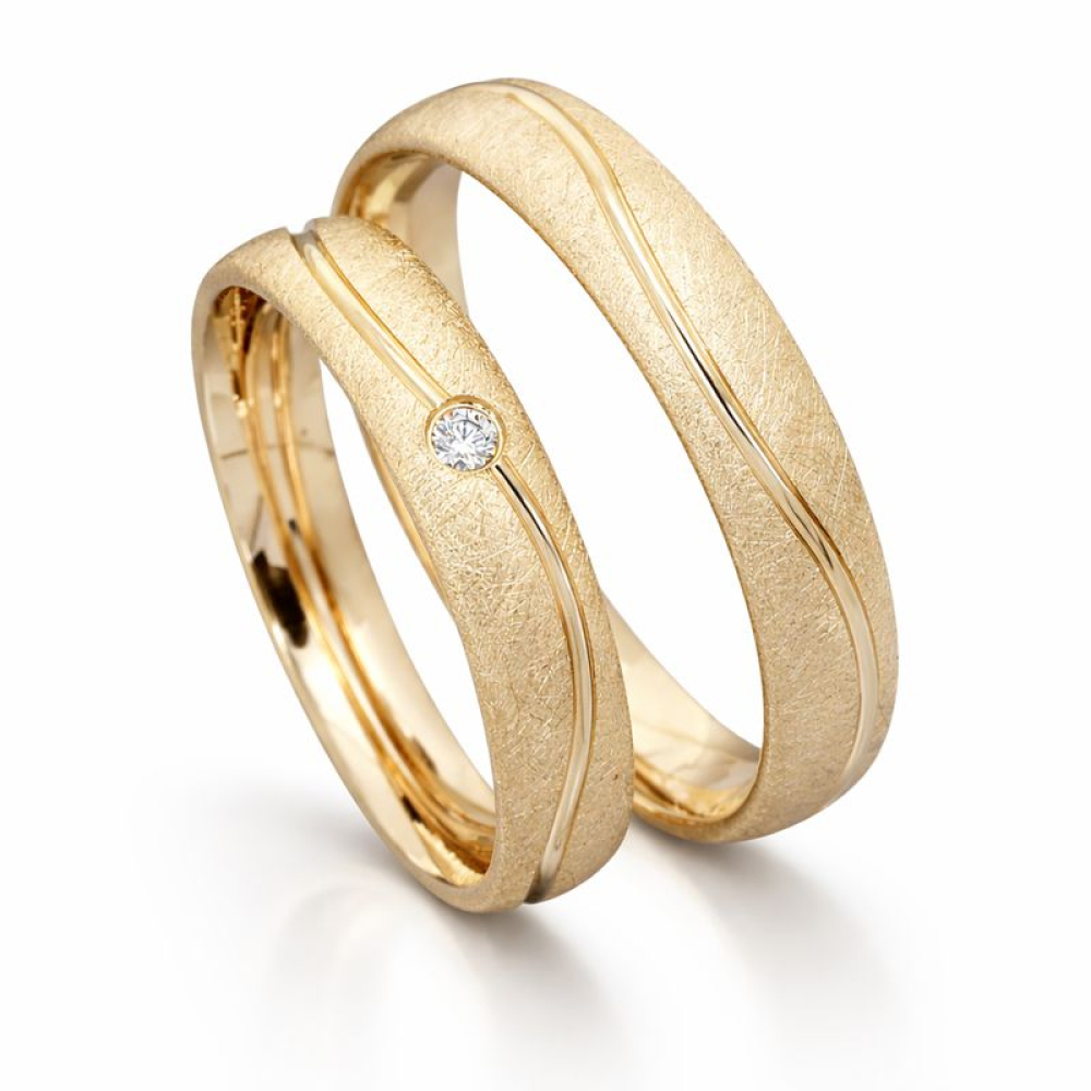 Trauringe 585 Caramellgold – eismatt mit Wellenrille & Brillant