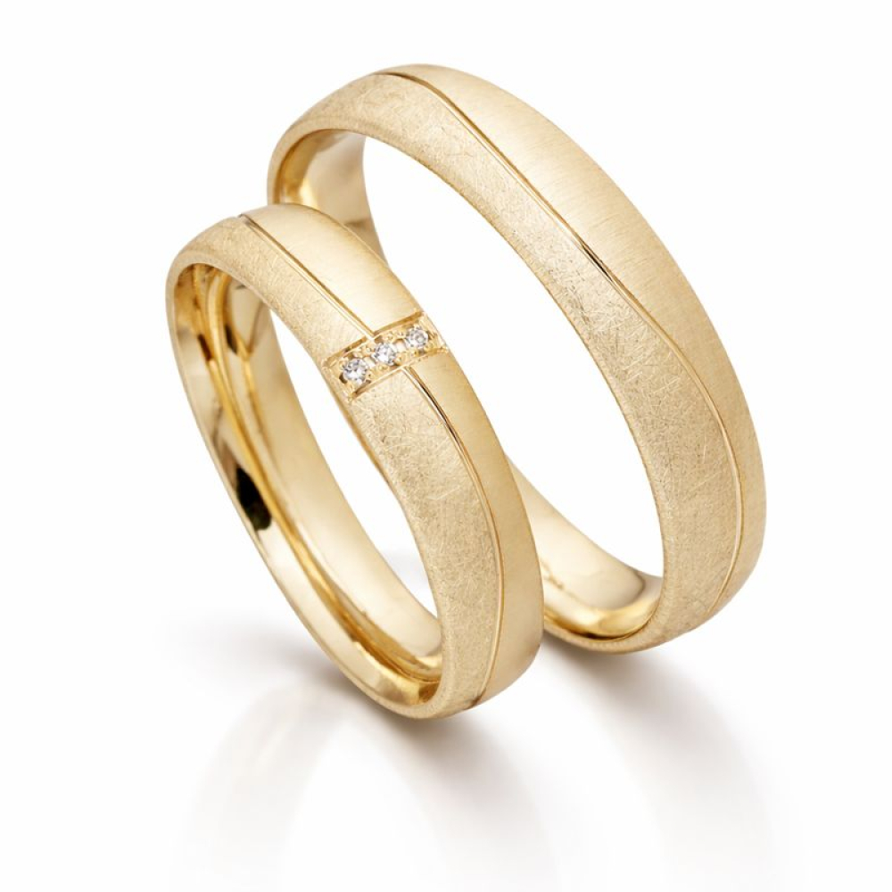 Trauringe 585 Caramellgold – eismatt & quermatt mit Brillanten