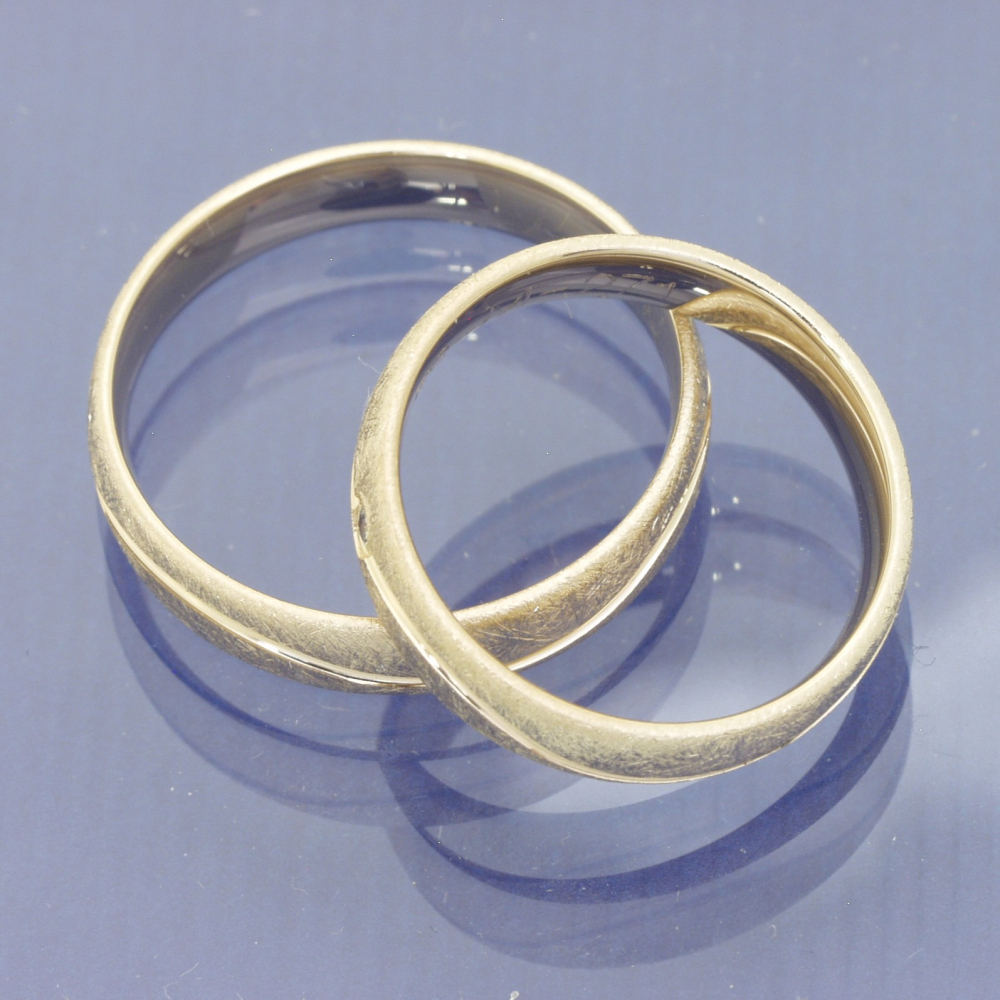 Preview: Trauringe 585 Caramellgold – eismatt mit Wellenrille & Brillant