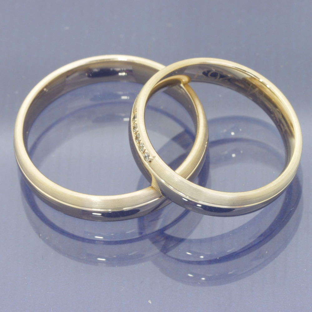 Preview: Trauringe 585 Caramellgold – feinmatt & poliert mit Brillanten