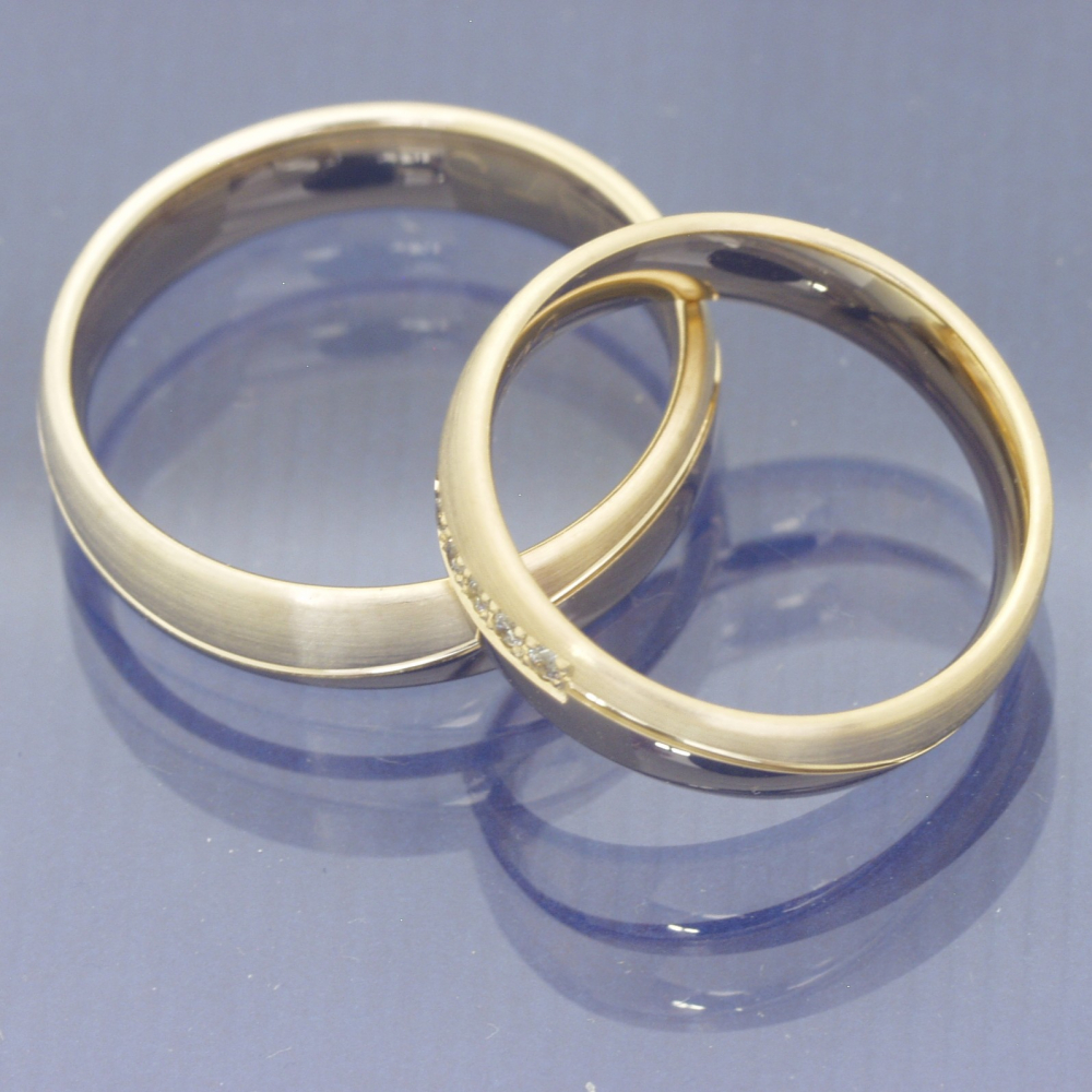 Preview: Trauringe 585 Caramellgold – quermatt & poliert mit Brillanten