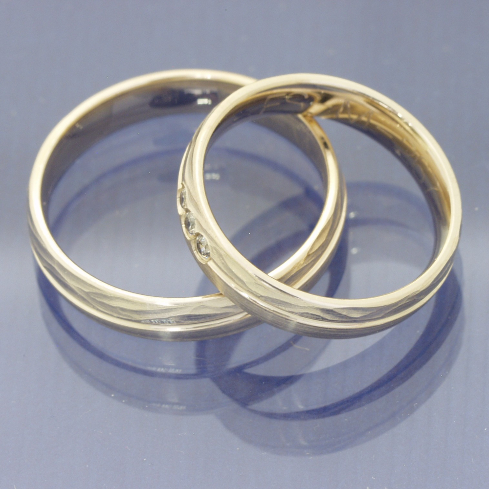 Preview: Trauringe 585 Caramellgold – Rindenstruktur & Brillanten