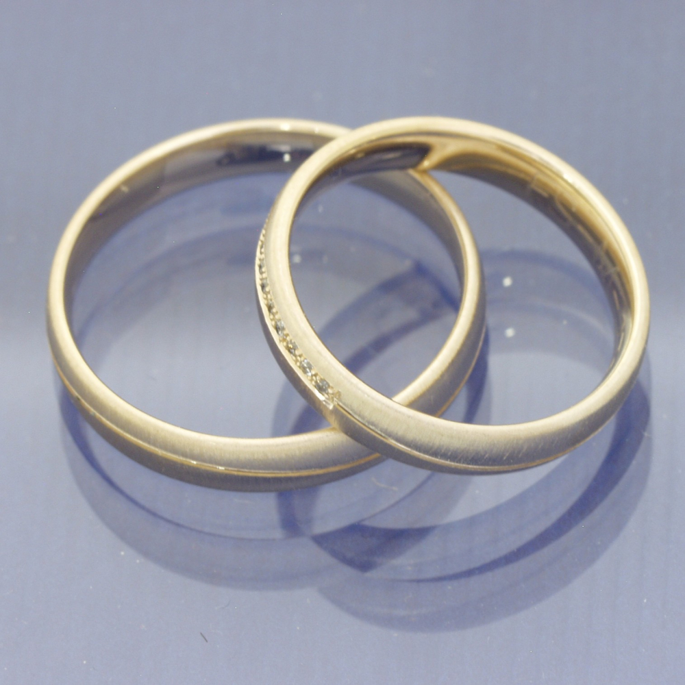 Preview: Trauringe 585 Caramellgold – quermatt mit umlaufender Glanzrille & Brillanten