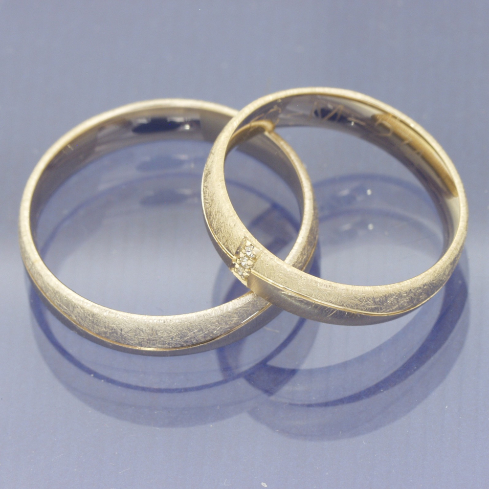 Preview: Trauringe 585 Caramellgold – eismatt & quermatt mit Brillanten