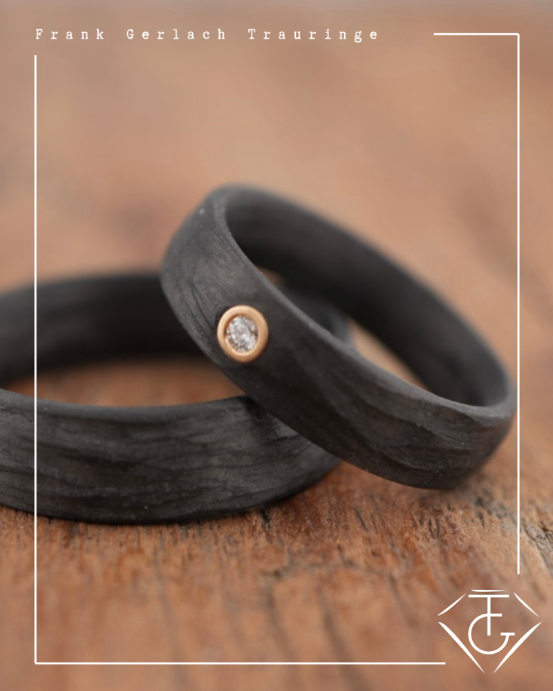 Preview: Trauringe aus Carbon mit Rinde-Oberfläche und Caramelgold-Fassung