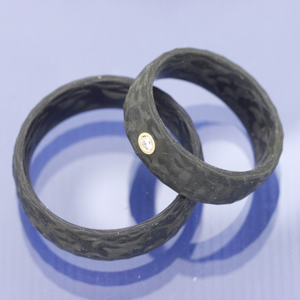 Preview: Trauringe aus Carbon mit Borke-Oberfläche und Apricotgold-Fassung