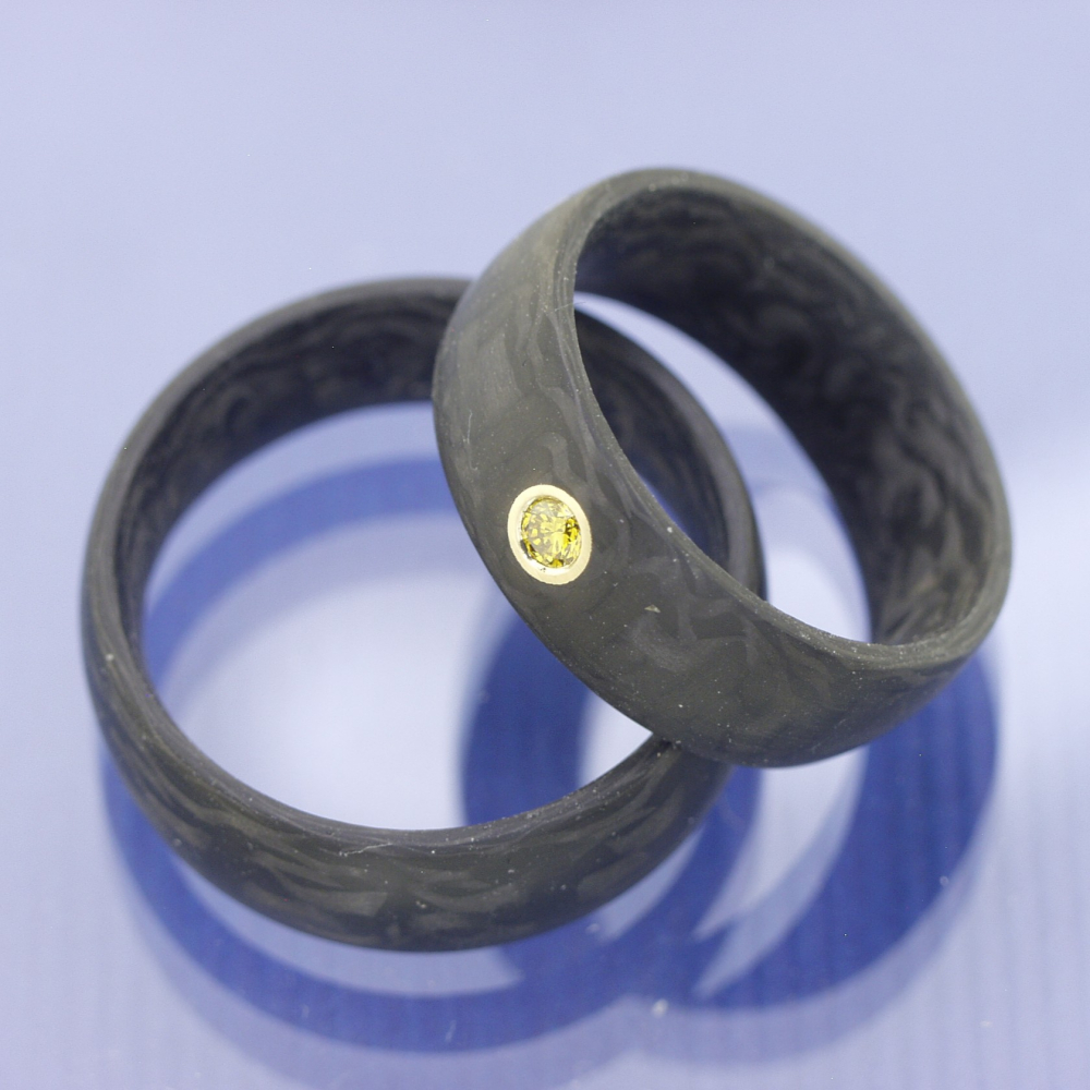 Preview: Trauringe aus Carbon mit glatter Oberfläche und gelbem Diamant