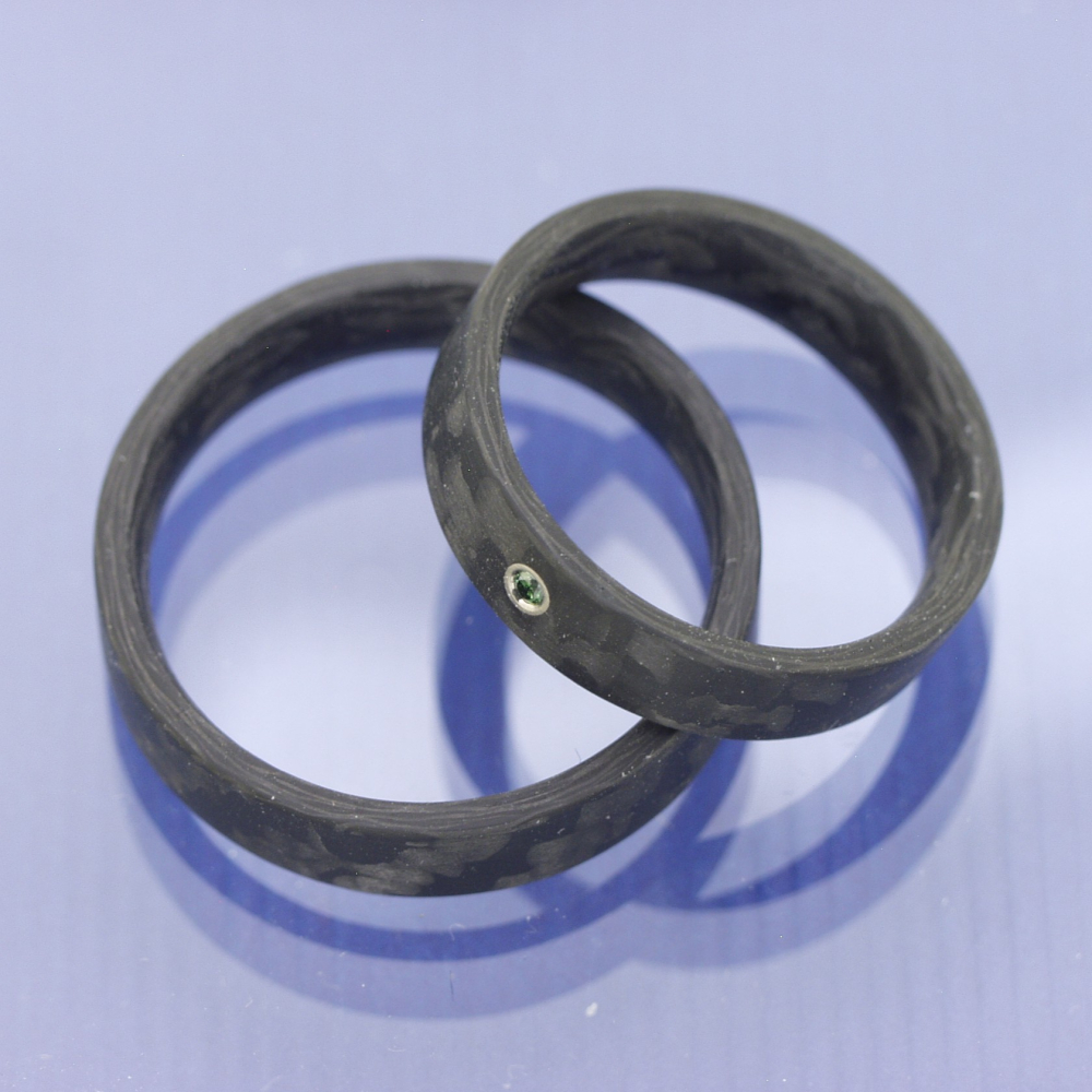 Preview: Trauringe aus Carbon mit glatter Oberfläche und blauem Diamant