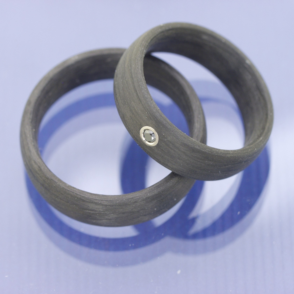 Preview: Trauringe aus Carbon mit glatter Oberfläche und schwarzem Diamant