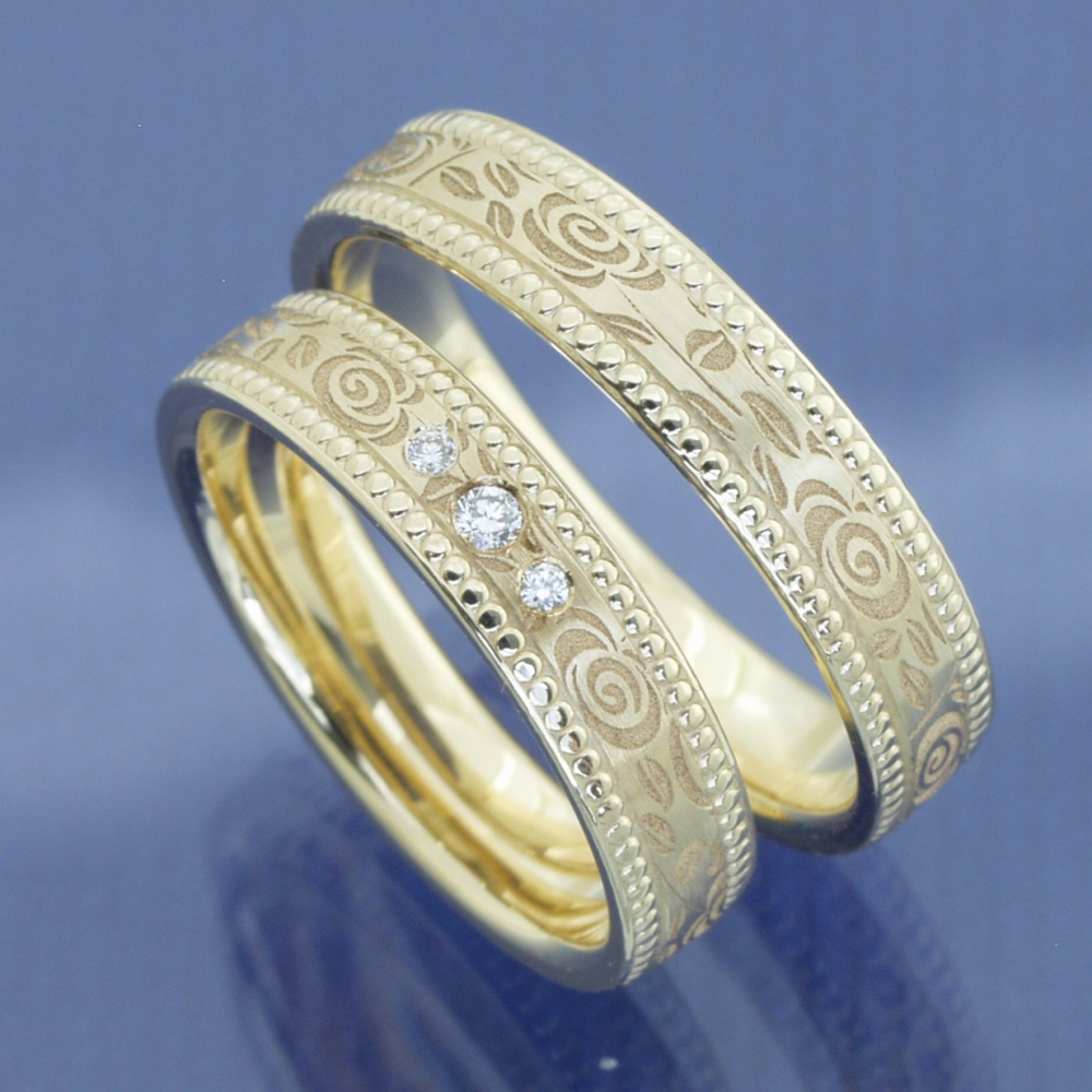 Exklusiver Trauring aus 585 Apricotgold – mit Brillanten & floralem Muster