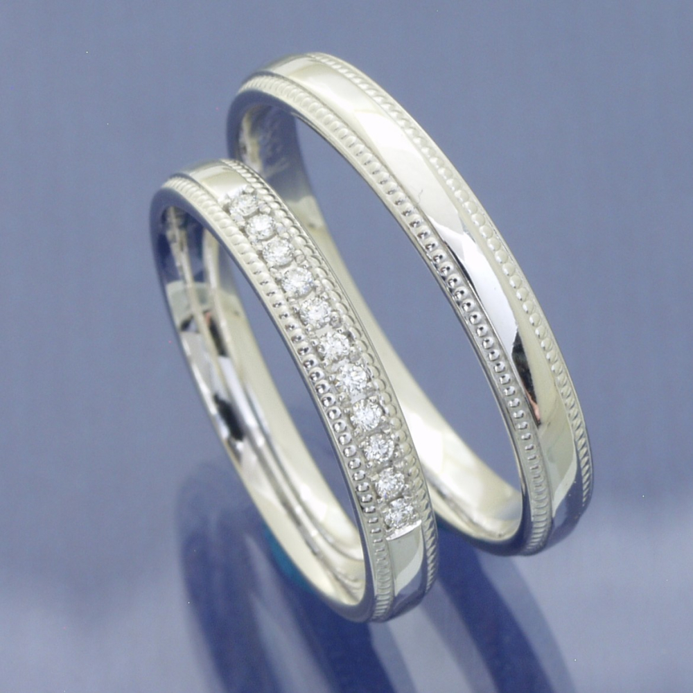 Klassische Trauringe aus 585 Weißgold – mit feinem Millgriff und Brillanten