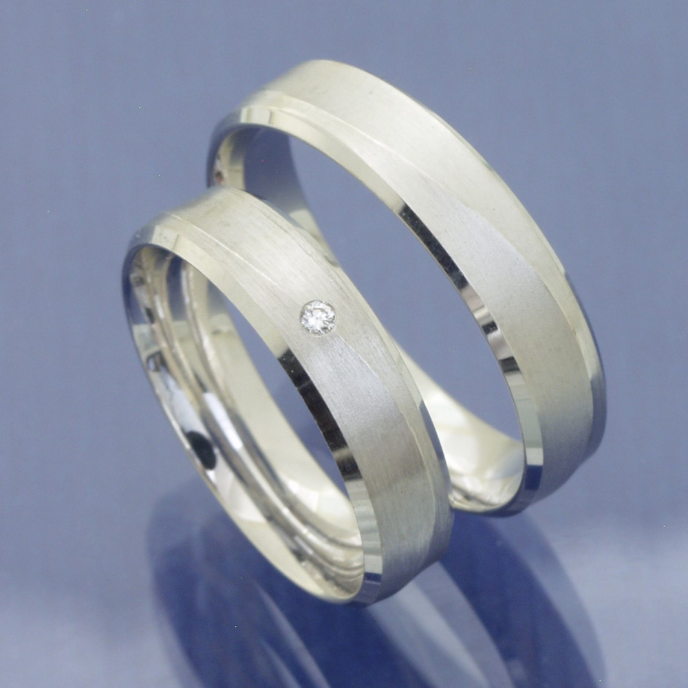 Elegante Trauringe aus 585 Weißgold – mit Wellenoberfläche & funkelndem Brillanten