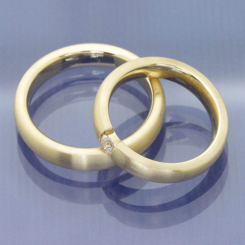 Preview: Klassische Trauringe aus 585 Apricotgold – massiv, elegant & mit Spannoptik-Brillant