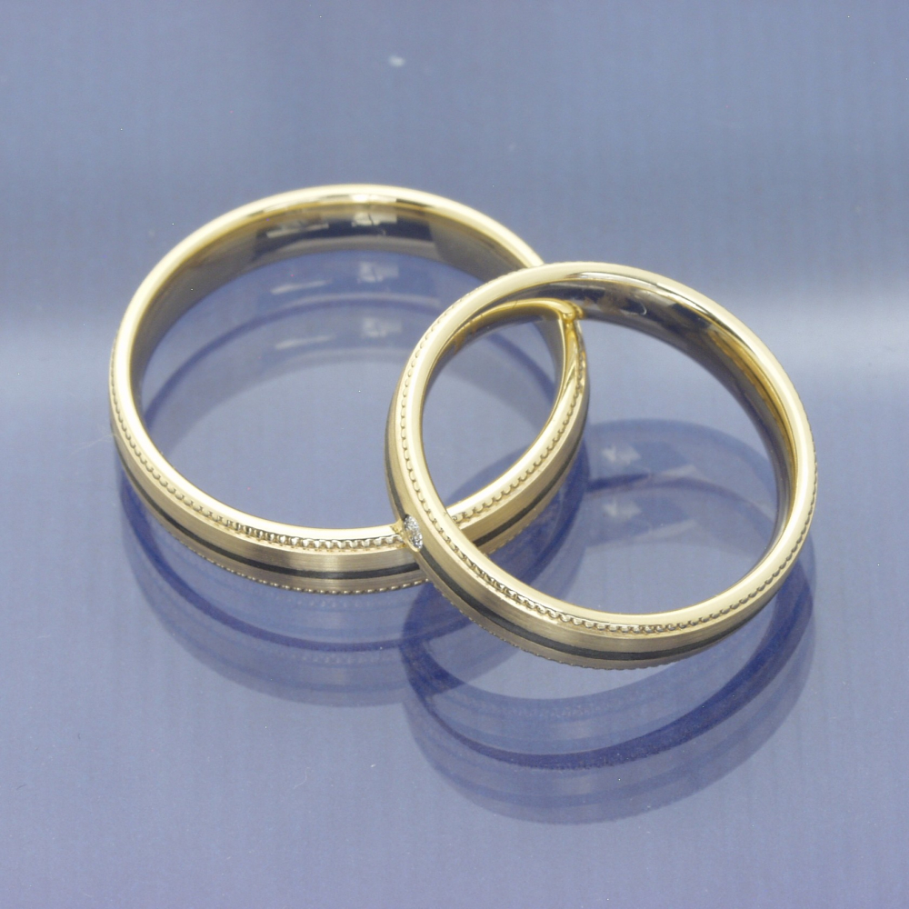 Preview: Trauringe aus 585 Apricotgold mit Carbon – Feinste Handarbeit mit modernem Kontrast