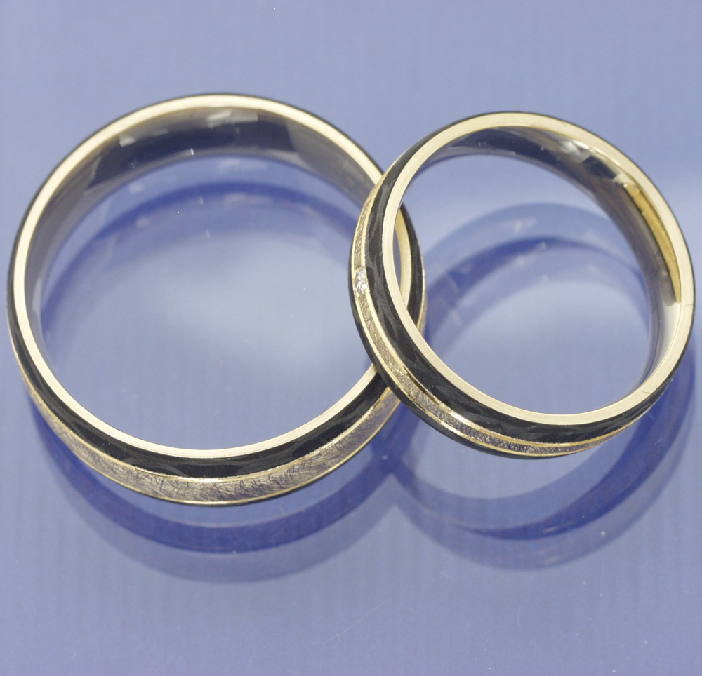 Preview: Trauringe aus 585 Apricotgold & Carbon mit 0,02 ct Brillant | Moderne Eleganz für Paare