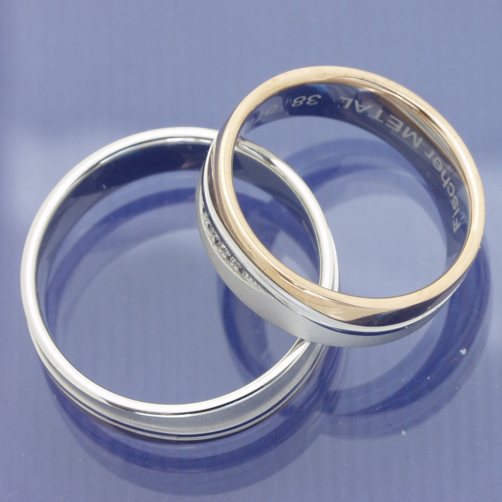 Preview: Klares Design mit Charakter – Trauringe aus 585 Weiß- und Rotgold