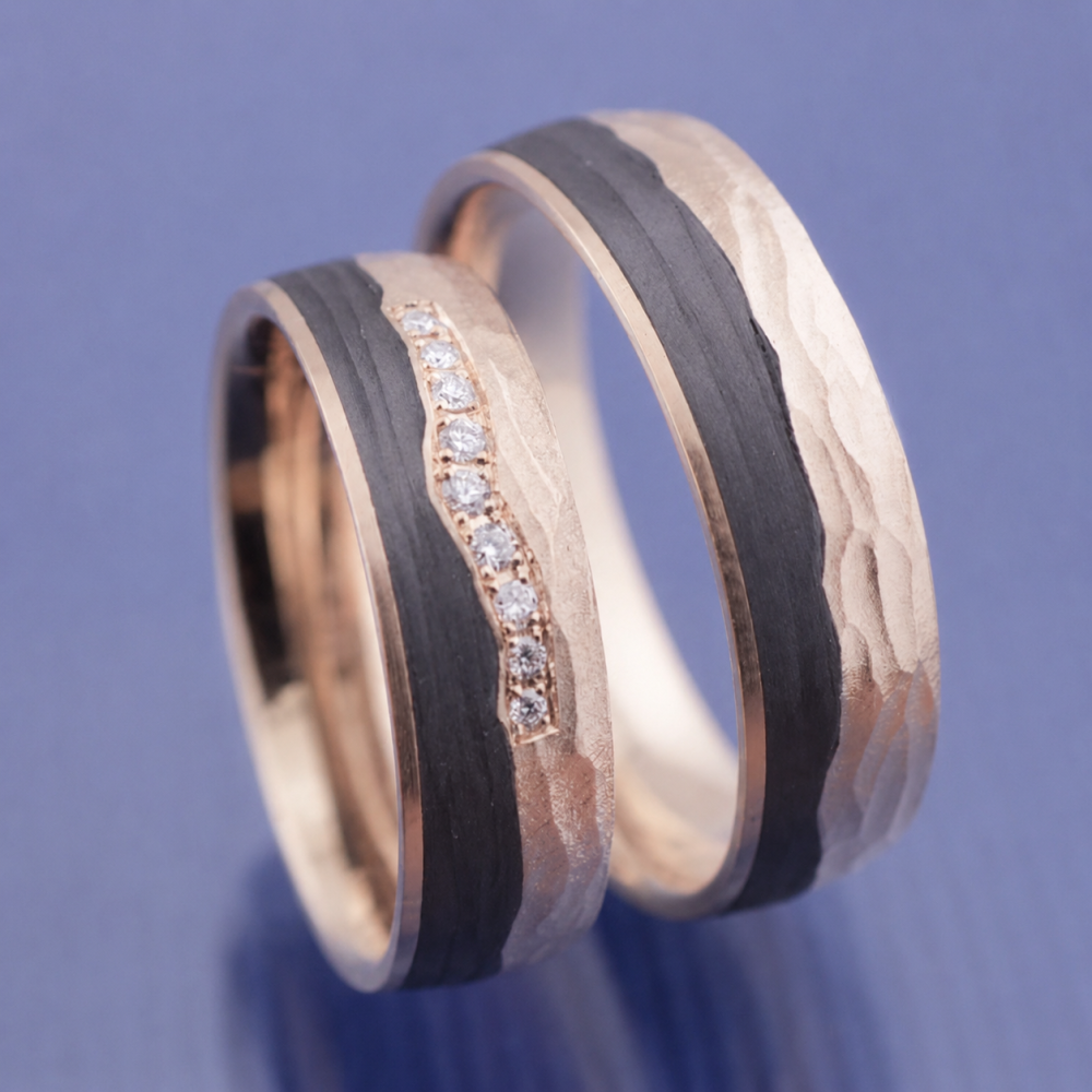 Preview: Eheringe aus 585 Apricotgold und Carbon