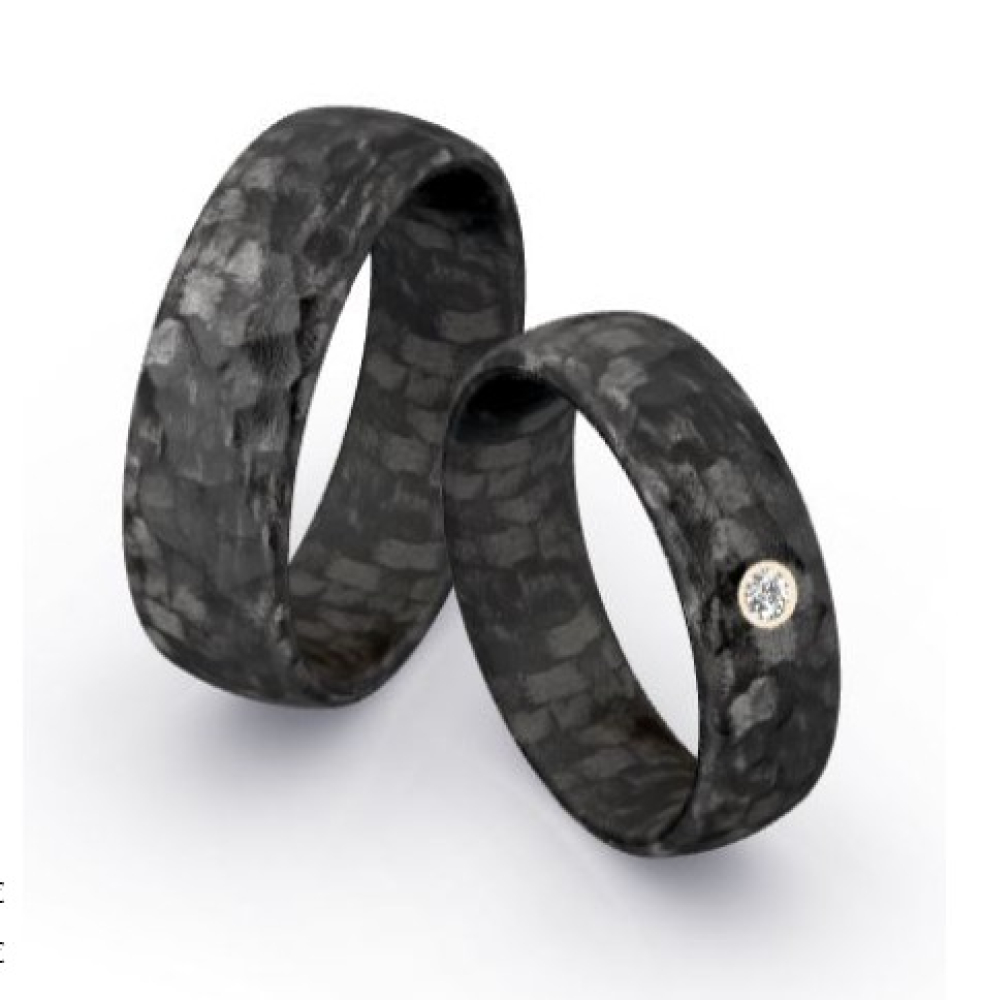 Preview: Trauringe aus Carbon mit Borke-Oberfläche und Apricotgold-Fassung