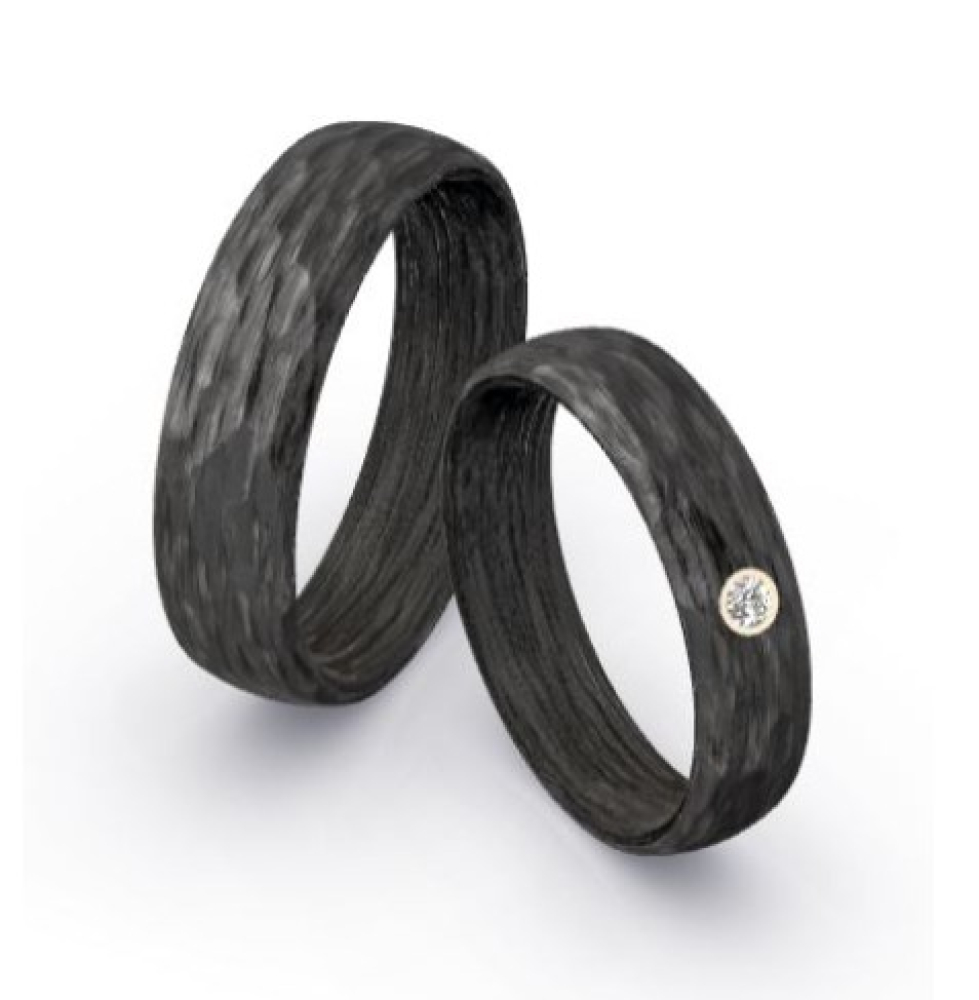 Preview: Trauringe aus Carbon mit Rinde-Oberfläche und Caramelgold-Fassung