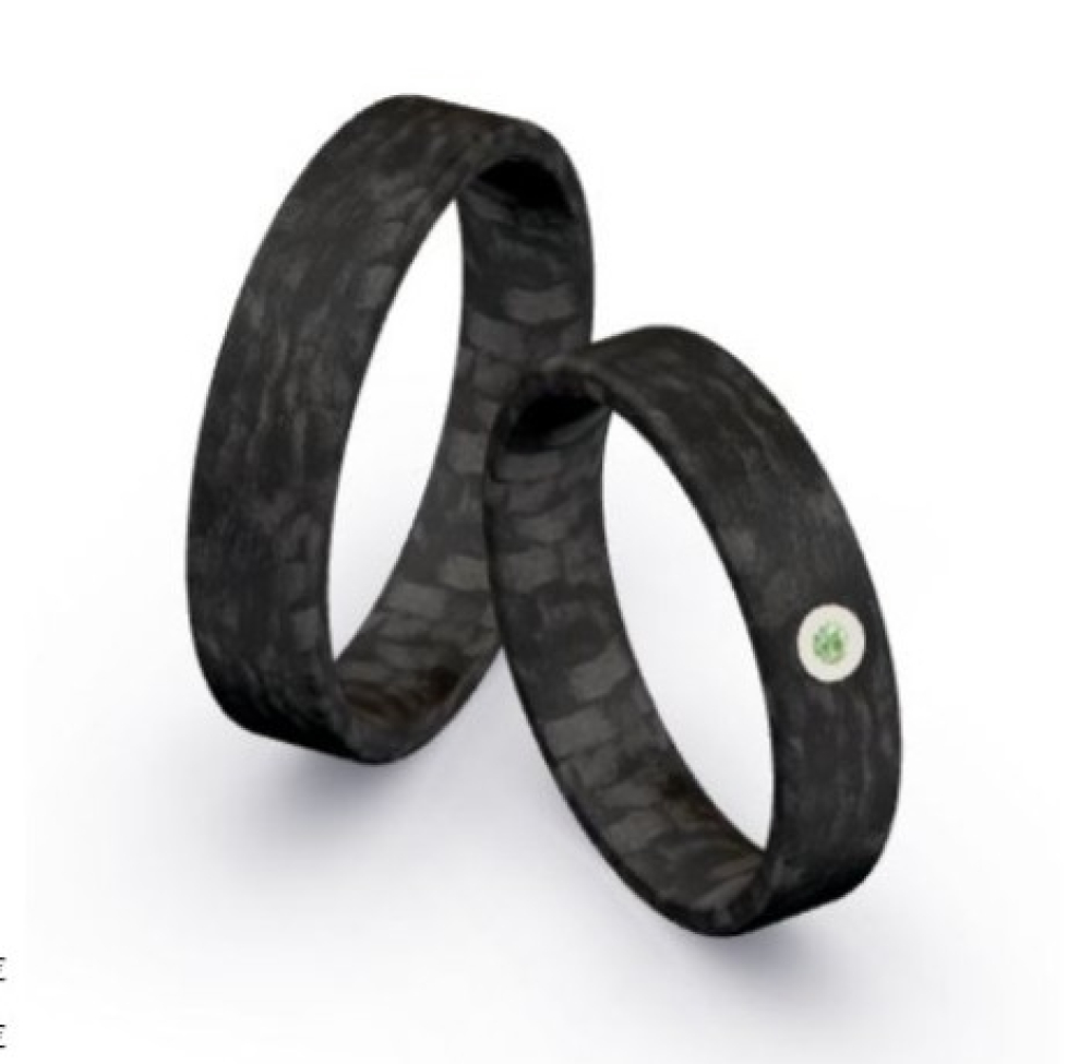 Preview: Trauringe aus Carbon mit glatter Oberfläche und blauem Diamant