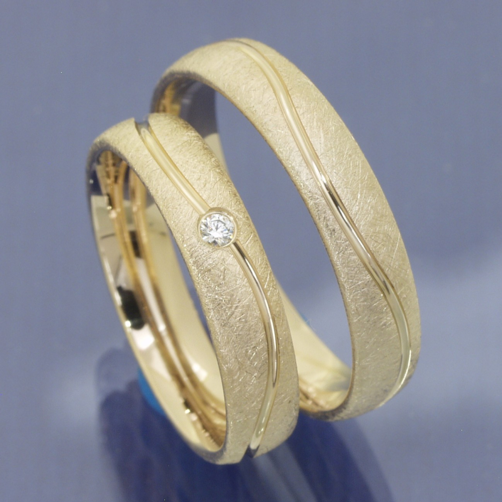 Trauringe 585 Caramellgold – eismatt mit Wellenrille & Brillant