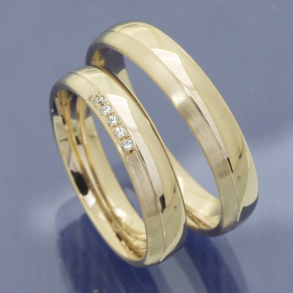 Trauringe 585 Caramellgold – feinmatt & poliert mit Brillanten