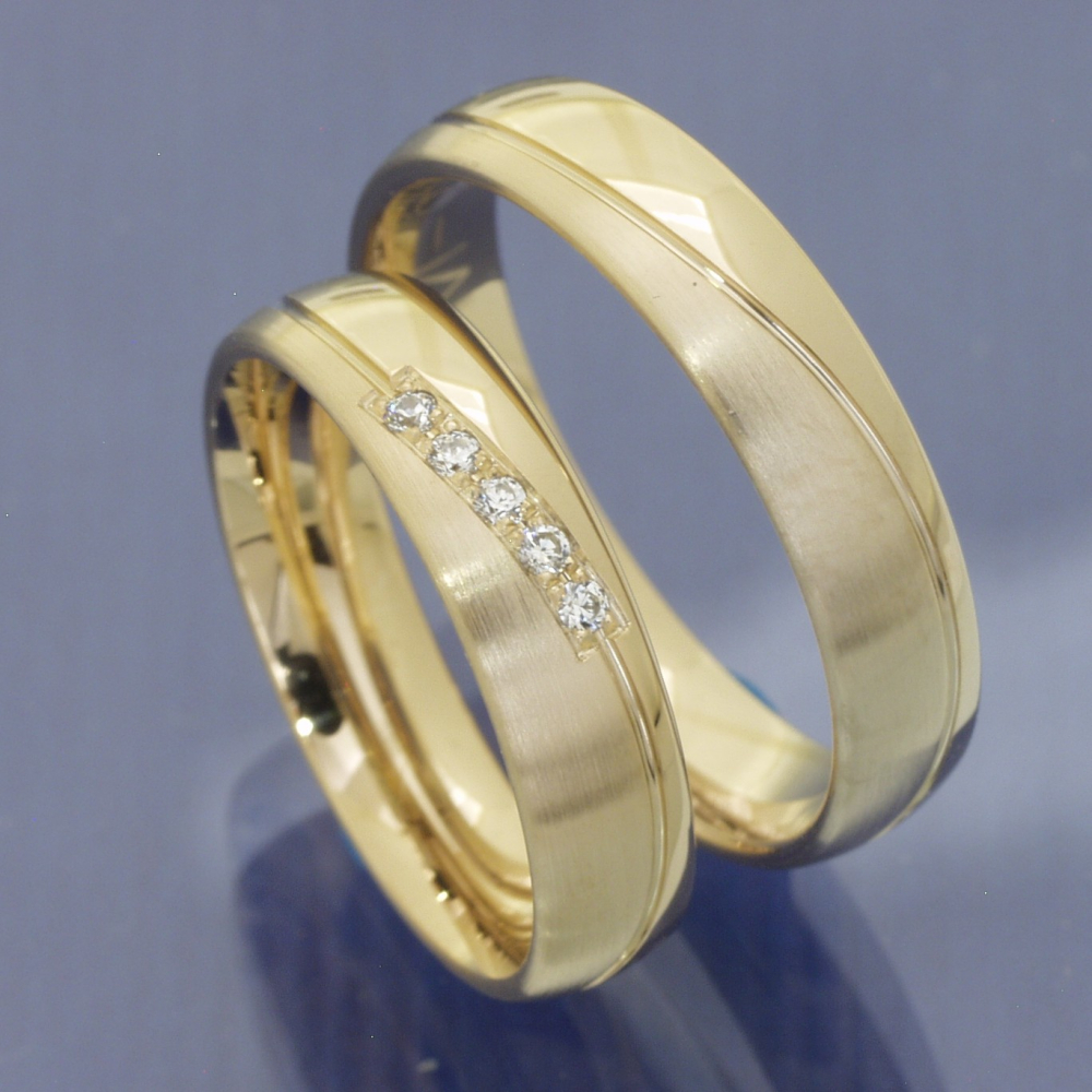 Trauringe 585 Caramellgold – poliert & feinmatt mit Brillanten