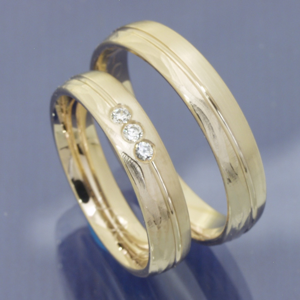 Trauringe 585 Caramellgold – Rindenstruktur & Brillanten