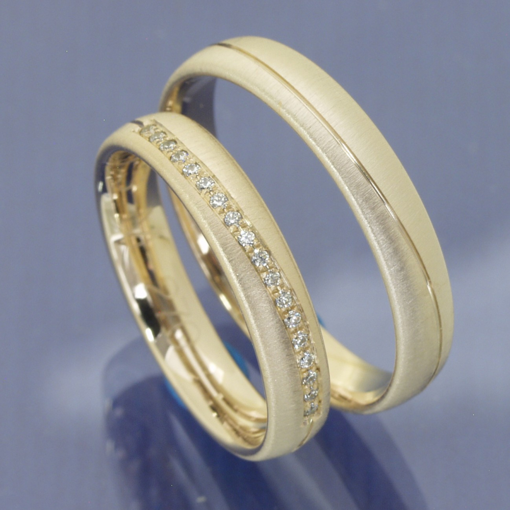 Trauringe 585 Caramellgold – quermatt mit umlaufender Glanzrille & Brillanten