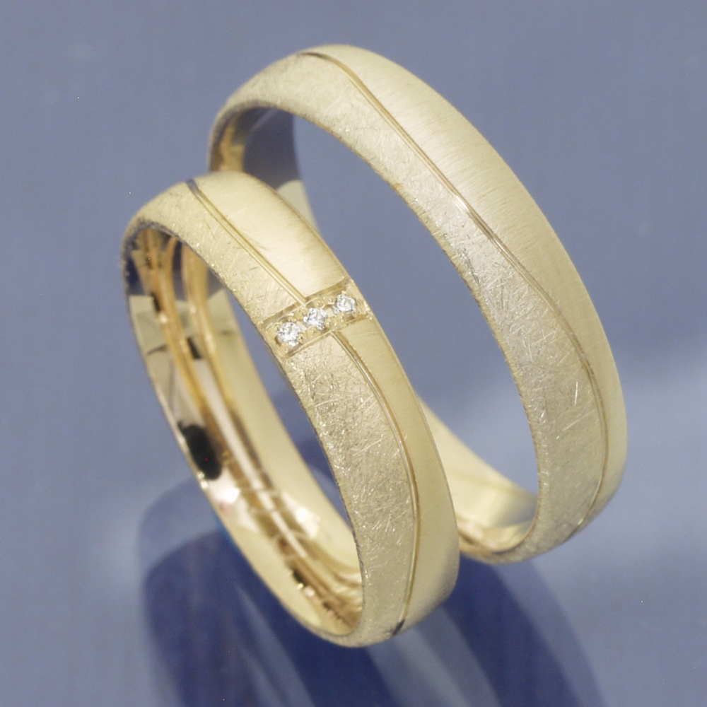 Trauringe 585 Caramellgold – eismatt & quermatt mit Brillanten