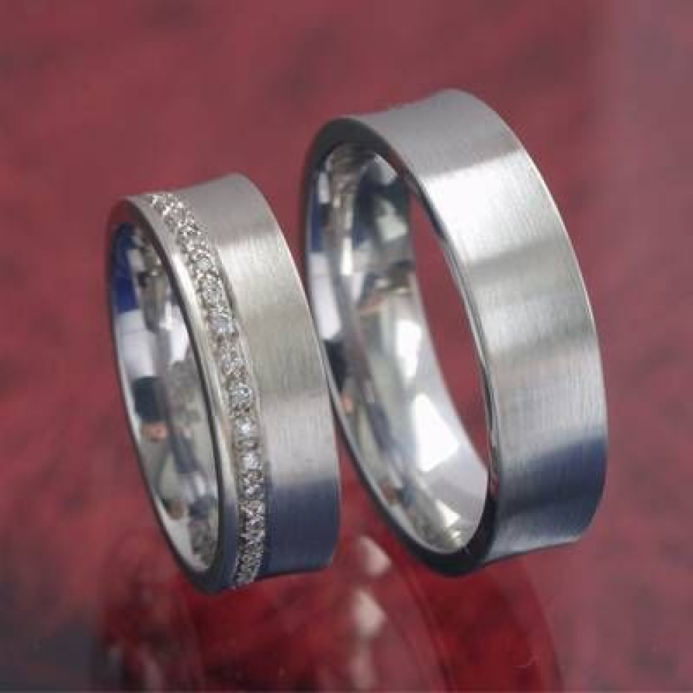 Exklusive Trauringe aus 585 Weisgold mit Brilantkranz 382300