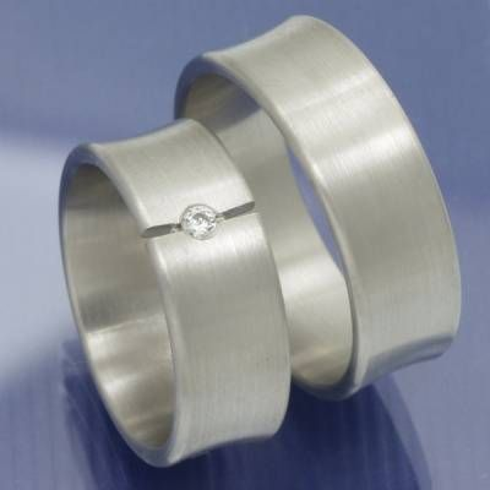 7,5 mm breite Weissgold Trauringe der Serie Spirit of Love P1049814