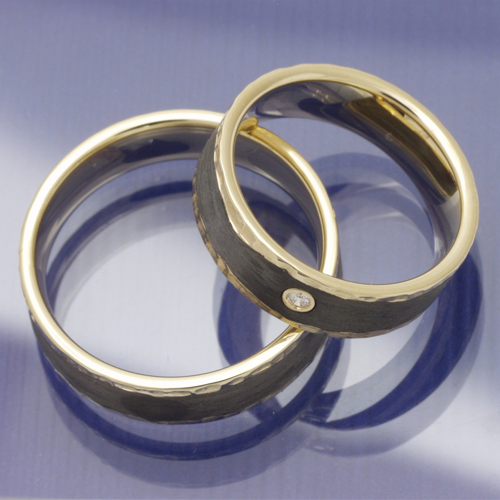 Preview: Hammerschlag Trauringe aus Apricotgold und Carbon