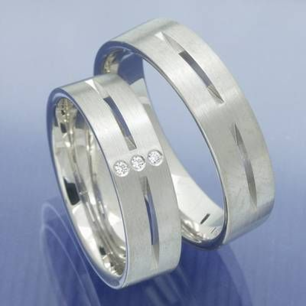 Trauringe aus 585 Weissgold mit drei Brillanten P1148803