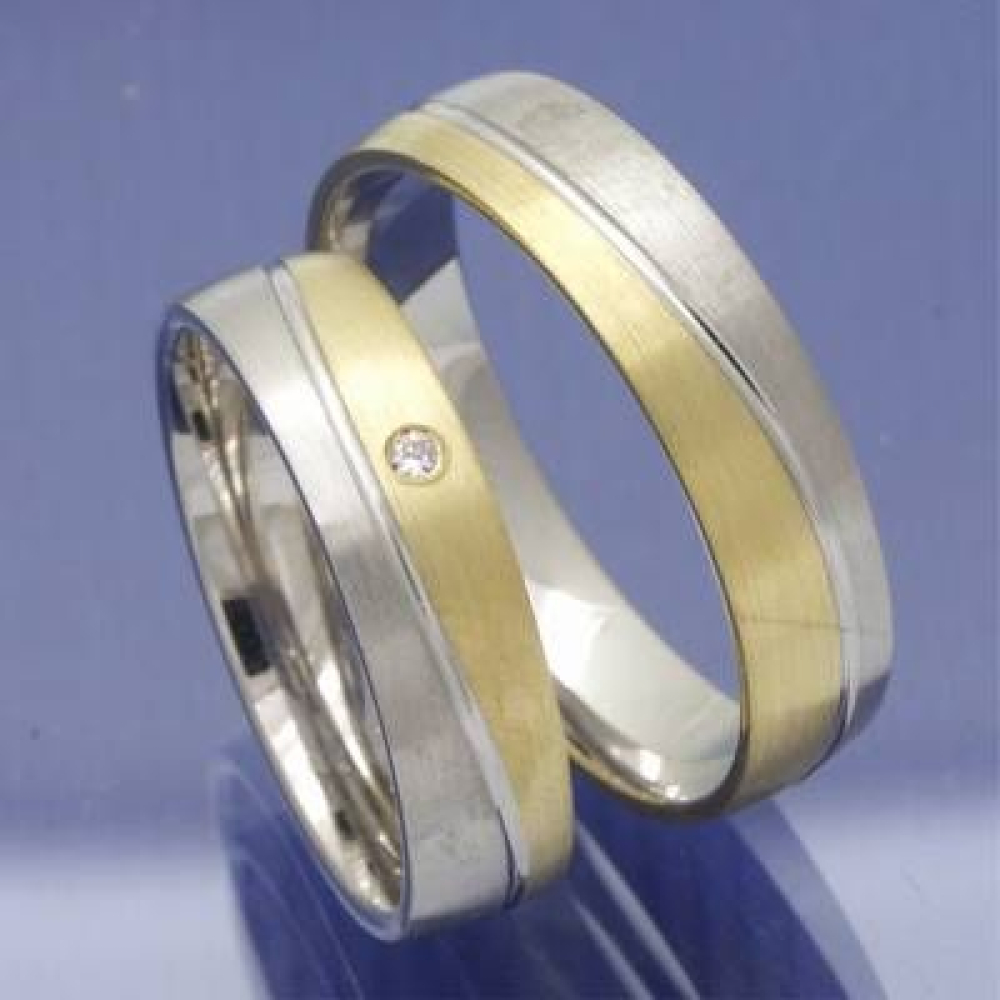 Trauringe aus 585 Weissgold und Gelbgold mit Glanzrille P2188375
