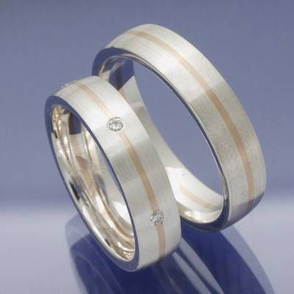 Trauringe aus Silber und Rotgold und umlaufenden Brillanten. P3218422