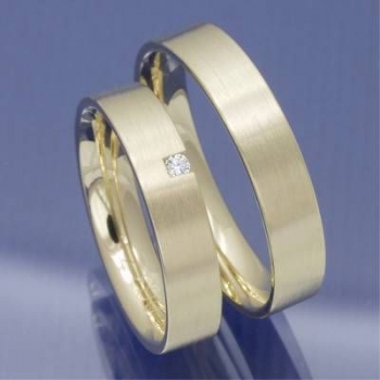 Trauringe aus 585 Gelbgold mit einem Brillant P4037678