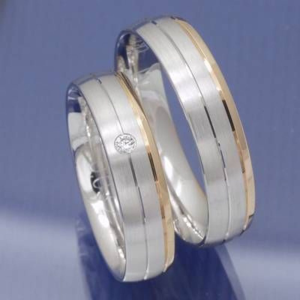 Trauringe aus 585 Weiss und Rotgold mit einem Brillant P4037689