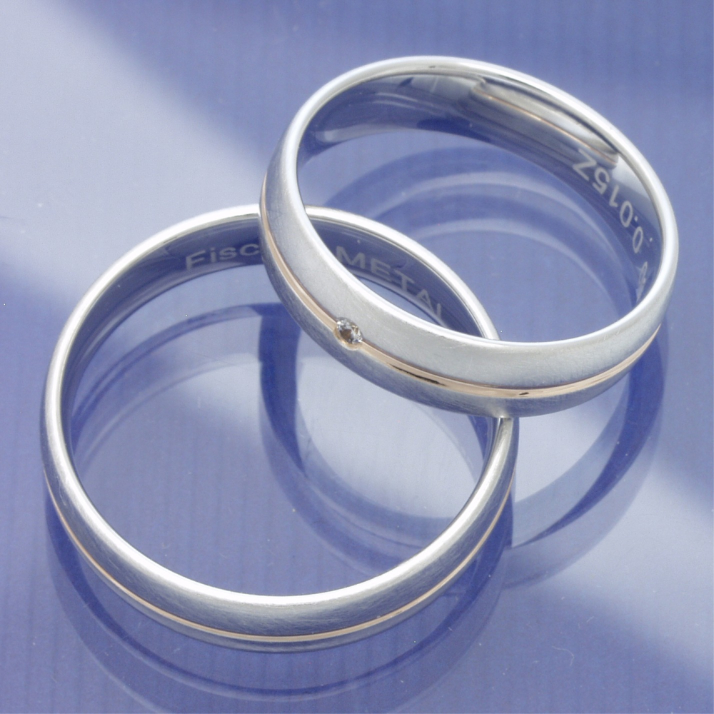 Preview: Klares Design mit feiner Struktur – Trauringe aus Weiß- und Rotgold