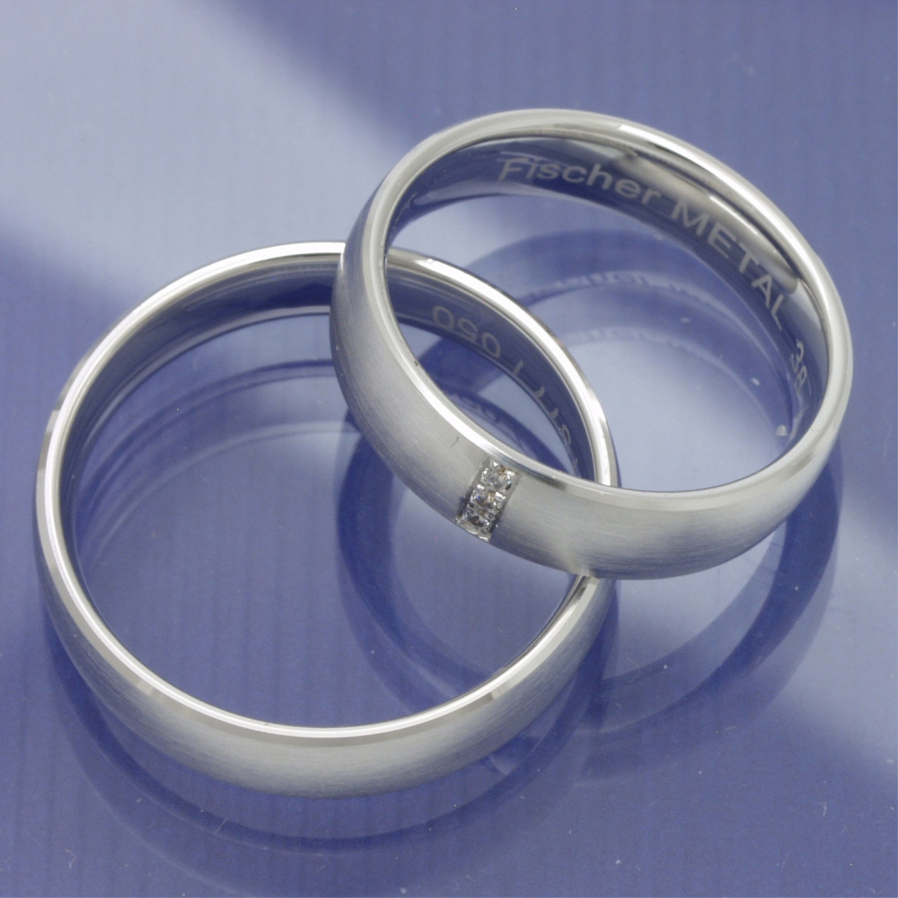 Preview: Trauringe aus Weissgold mit drei quer gefassten Brillanten P4112867