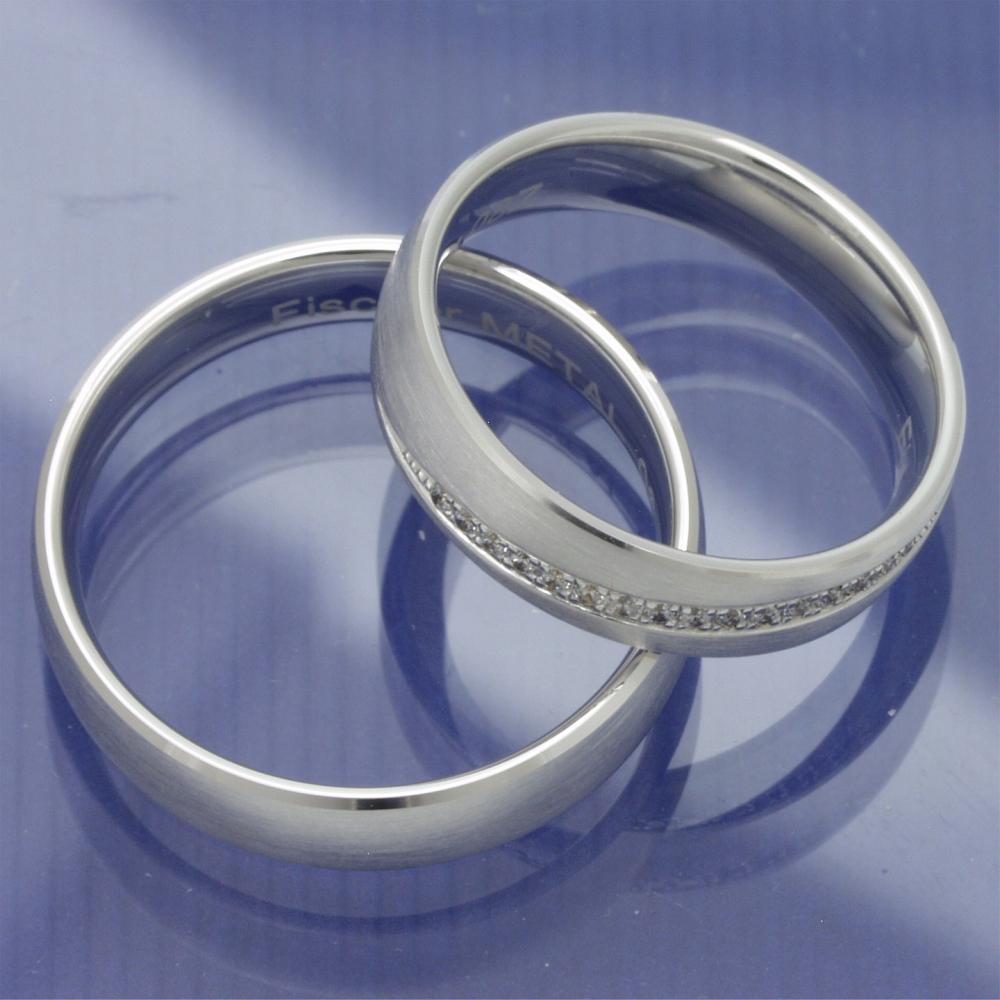 Preview: Mattierte Eheringe mit Brillantstreifen P4112876