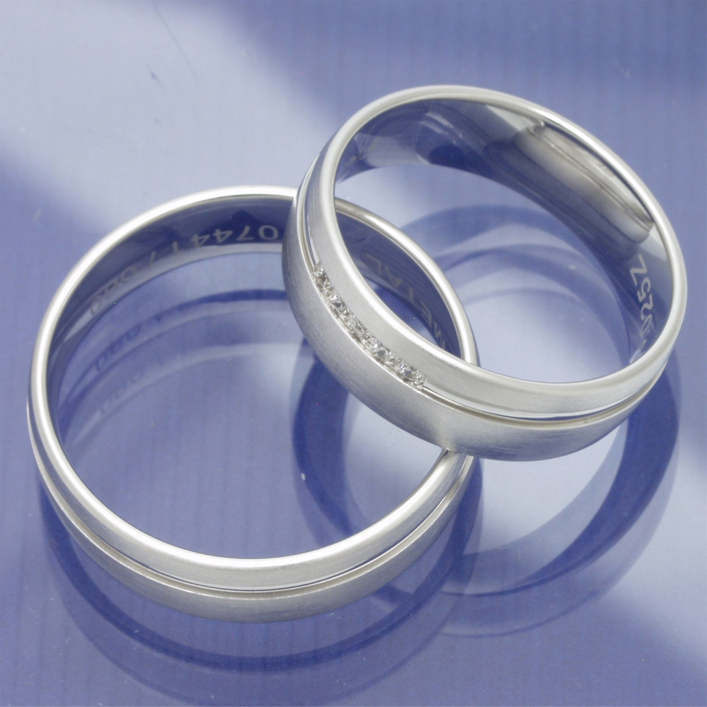 Preview: Mattierte Weissgold Eheringe mit Brillanten in der Glanzrille P4112896