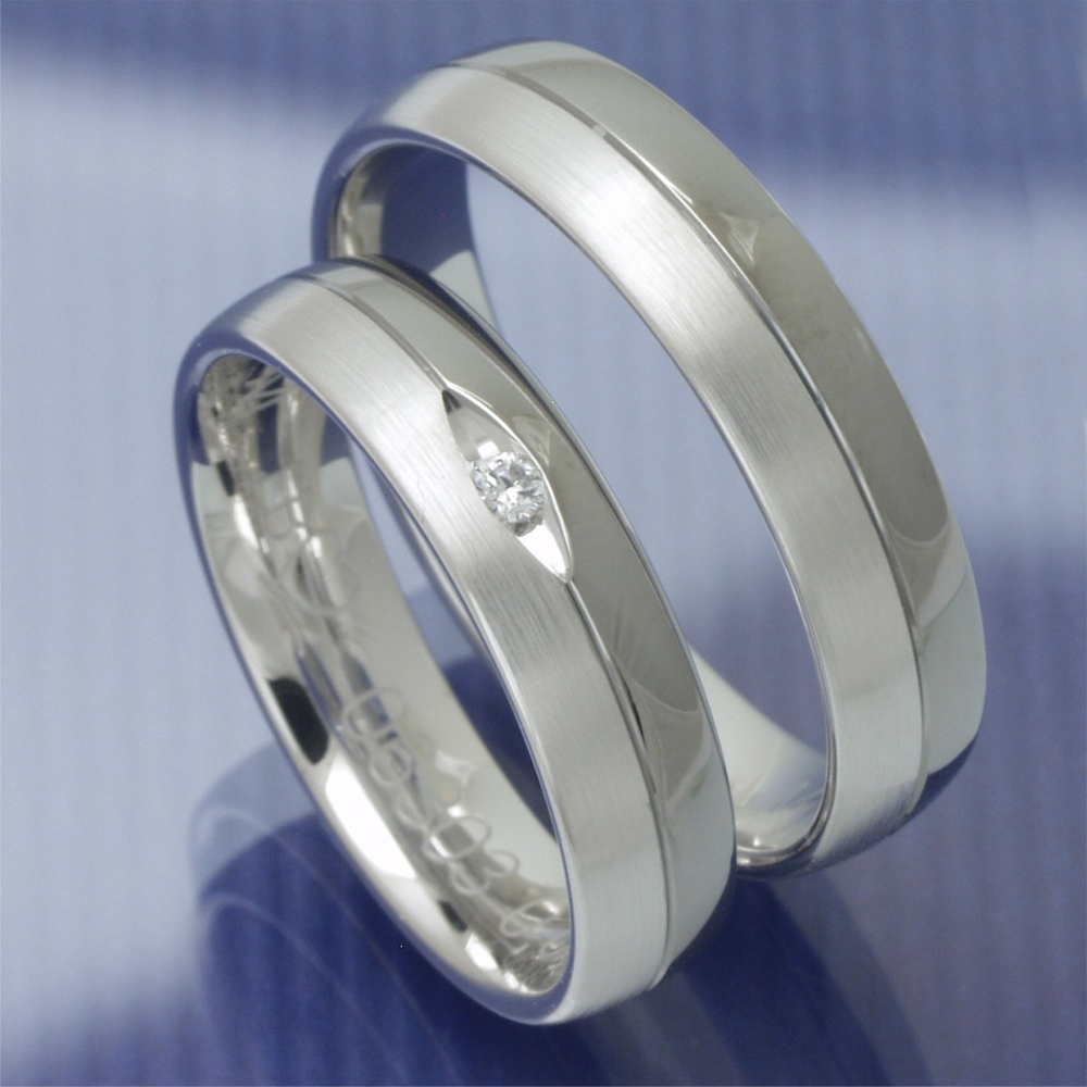 mattierte und glänzende 585 Trauringe Black und White P5079052