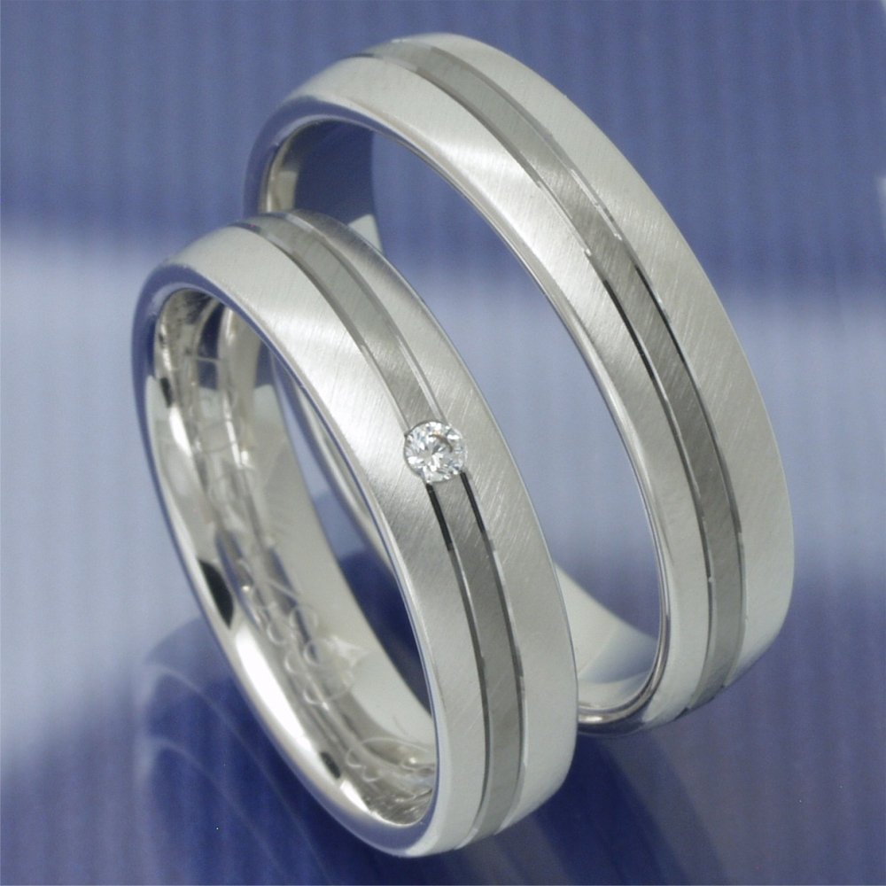 Trauringe aus 585 Weissgold mit einer Rutenium Beschichtung P5079064