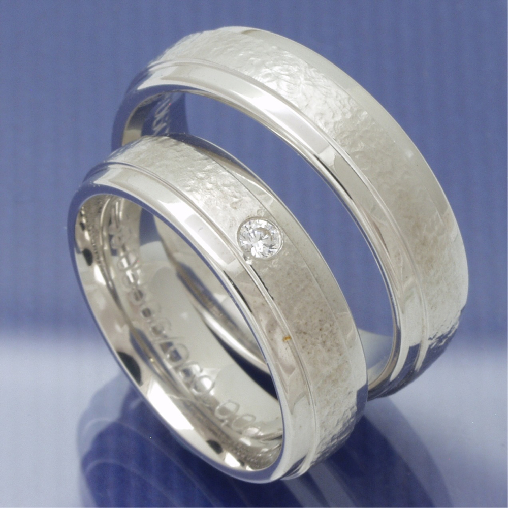 Trauringe aus 585 Weissgold mit Straifen in Hammeroptik P6159124